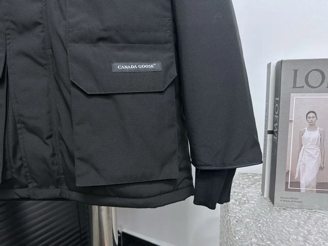 P780 Top Purchasing Version (Wolf Hair Optional) 🇨🇦CANADA GOOES 24 new models 08 models/couple models Factory direct supply: supplying global purchasing agents, micro-business, entities, Tmall, high-end stalls and studio cooperation, free shipping! Canada Goose Expedition Parka 2008 is the same style for men and women. It is mid-length and the most timeless classic. All Arctic and Antarctic scientific expedition teams choose Canada Goose as their cold-proof equipment. It is the Rolls-Royce of down jackets. ➖ Industry-leading anti-counterfeiting chip sensing. ➖ Imported Behringer embroidery machines and customized embroidery labels, the highest level and industry leading. ➖ Imported Korean 21-count polyester-cotton blended original fabric, TC85 waterproof coated fabric, water-repellent, windproof and wear-resistant. ➖ The new national standard 80 white duck down is filled with an average of 520 grams of down. The amount of down filled is industry-leading. ➖ 100% nylon lining with double double-layer sealing design to prevent velvet running, and seamless thread design on the cuffs! ➖ Western Canadian Green Wolf Collar. ➖ Yoshida YKK provides original factory-customized electroplated sliders. YKK two-way lockable zippers are tight and smooth and do not peel off paint. ➖ 3M composite Velcro is durable and the accessories and hardware are all custom-made. Note: Our copywriting is only simple and clear. Instead of bragging about the copywriting, it is better to compare and understand with samples. Only for the purest goose, the most dedicated, the most professional, the highest quality, the highest cost performance!  Size:XS-XXL